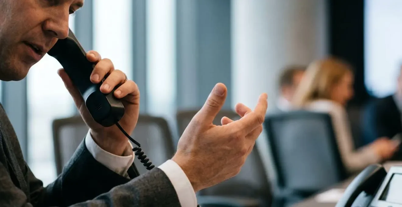 Scène illustrant la communication stratégique dans le recouvrement de créances avec approche psychologique