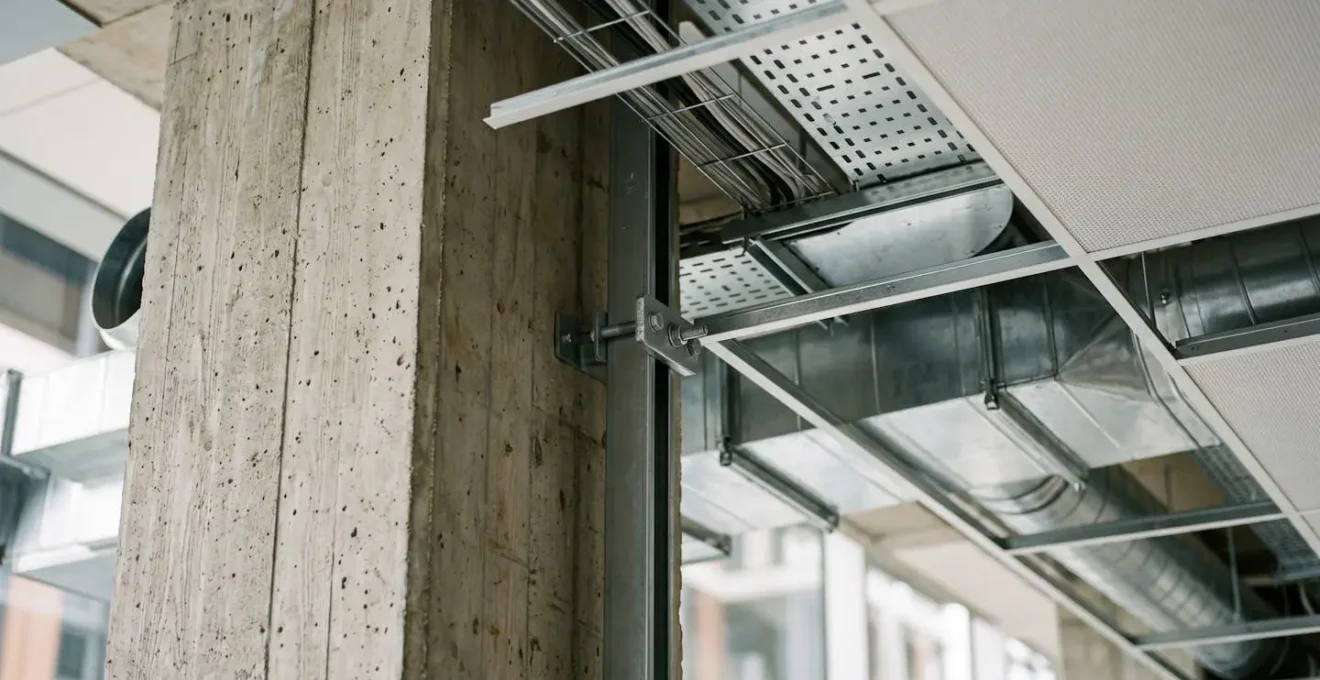 Détail architectural d'une structure porteuse de bâtiment professionnel montrant le potentiel de transformation